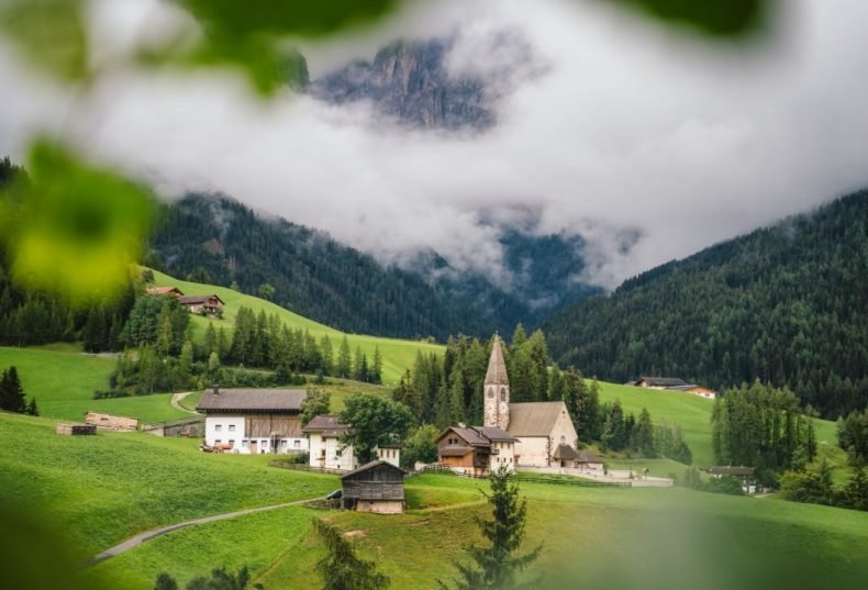 santa-maddalena-church-in-the-dolomites-val-di-funes-italy-europe.jpg